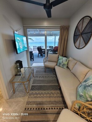 Family Bungalow, 2 Bedrooms, Lagoon View, Beachfront | Living area