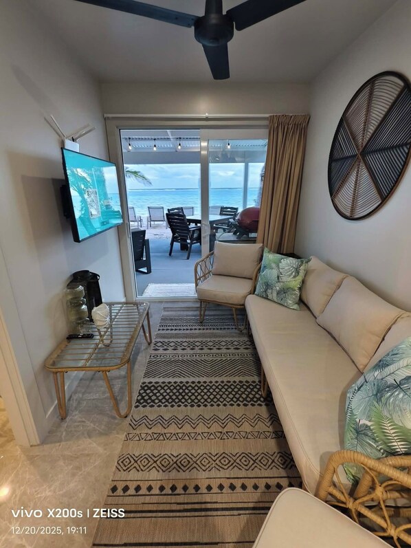 Family Bungalow, 2 Bedrooms, Lagoon View, Beachfront | Living area