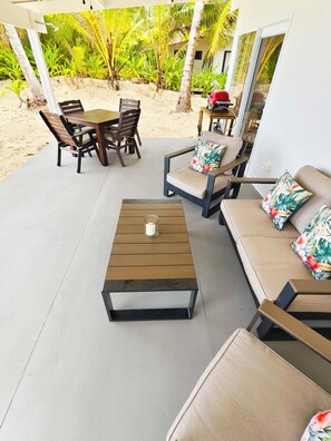 Familienbungalow, 2 Schlafzimmer, Blick auf die Lagune, Strandnähe | Terrasse/Patio