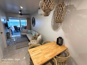 家庭洋房, 2 間臥室, 湖景, 海濱 | 起居區 | 55-吋智慧型電視，提供衛星頻道