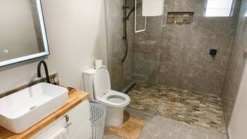 Family Bungalow, 2 Bedrooms, Lagoon View, Beachfront | Bathroom