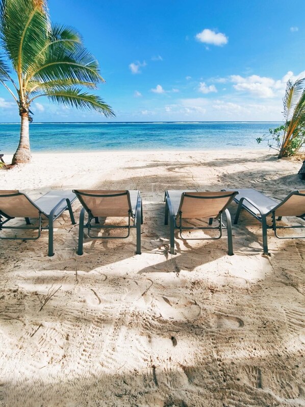 Plage privée, sable blanc, chaise longue, serviettes de plage