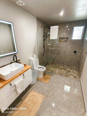 Family Bungalow, 2 Bedrooms, Lagoon View, Beachfront | Bathroom