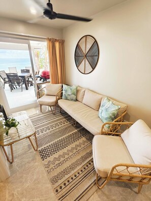 Bungalow familial, 2 chambres, vue sur la lagune, en face de la plage | Aire de séjour | Téléviseur connecté de 55 po avec télévision par satellite