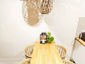 Familie bungalow, 2 slaapkamers, uitzicht op lagune, aan het strand | Dineerruimte