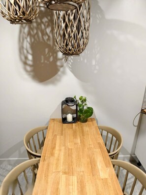 Family Bungalow, 2 Bedrooms, Lagoon View, Beachfront | Dining room