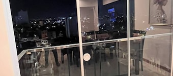 Estancia Urbana: Vistas Skyline y Confort Moderno