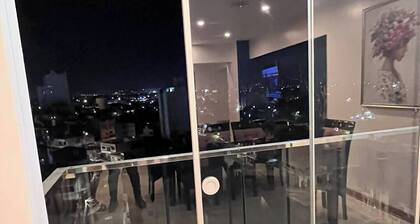 Estancia Urbana: Vistas Skyline y Confort Moderno