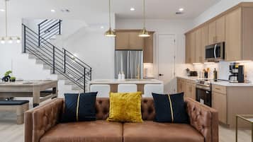 Smart TV, chimenea y tenis de mesa
