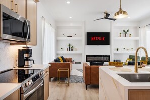 Fridge, microwave, oven, stovetop - NEW - Luxury 3BR Skyline view, Rooftop fire-pit, Pool table, Ping pong, Gym (Houston)