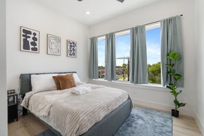 3 bedrooms, desk, iron/ironing board, free WiFi