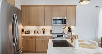 Luxury 3BR Skyline view, Rooftop fire-pit, Pool table, Ping pong, Gym access