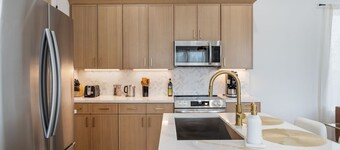 Luxury 3BR Skyline view, Rooftop fire-pit, Pool table, Ping pong, Gym access