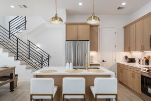 Fridge, microwave, oven, stovetop - NEW - Luxury 3BR Skyline view, Rooftop fire-pit, Pool table, Ping pong, Gym (Houston)