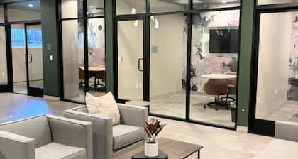 DTLA 1BR Deluxe near K-Town & Staples – Rooftop, Gym, WiFi