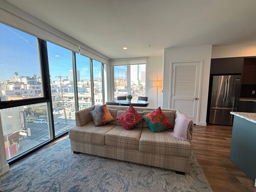 DTLA 1BR Deluxe near K-Town & Staples – Rooftop, Gym, WiFi