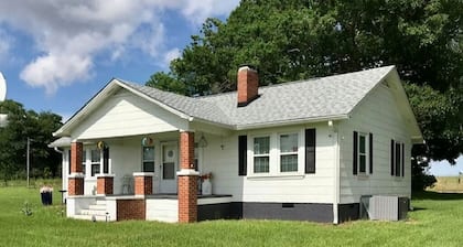 CHARMING, AFFORDABLE 3-BEDROOM FARM HOUSE, DOERUN NEAR VENUES MOULTRIE, TIFTON
