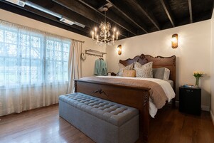 Escritorio, cortinas blackout y tabla de planchar con plancha 