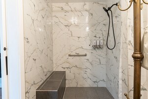 免费洗浴用品、吹风机、拖鞋、毛巾