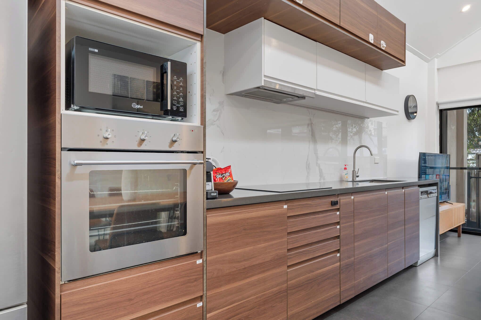 Een koelkast, een magnetron, een oven, een kookplaat