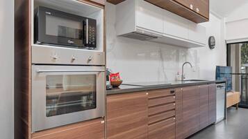 Lemari es, microwave, oven, dan kompor