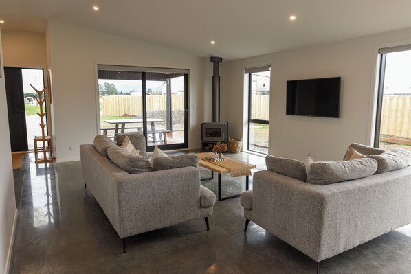 Smart TV y chimenea 