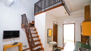 ห้องแฟมิลี่ | โต๊ะทำงาน, ผ้าม่านกันแสง, ผ้าปูที่นอน
