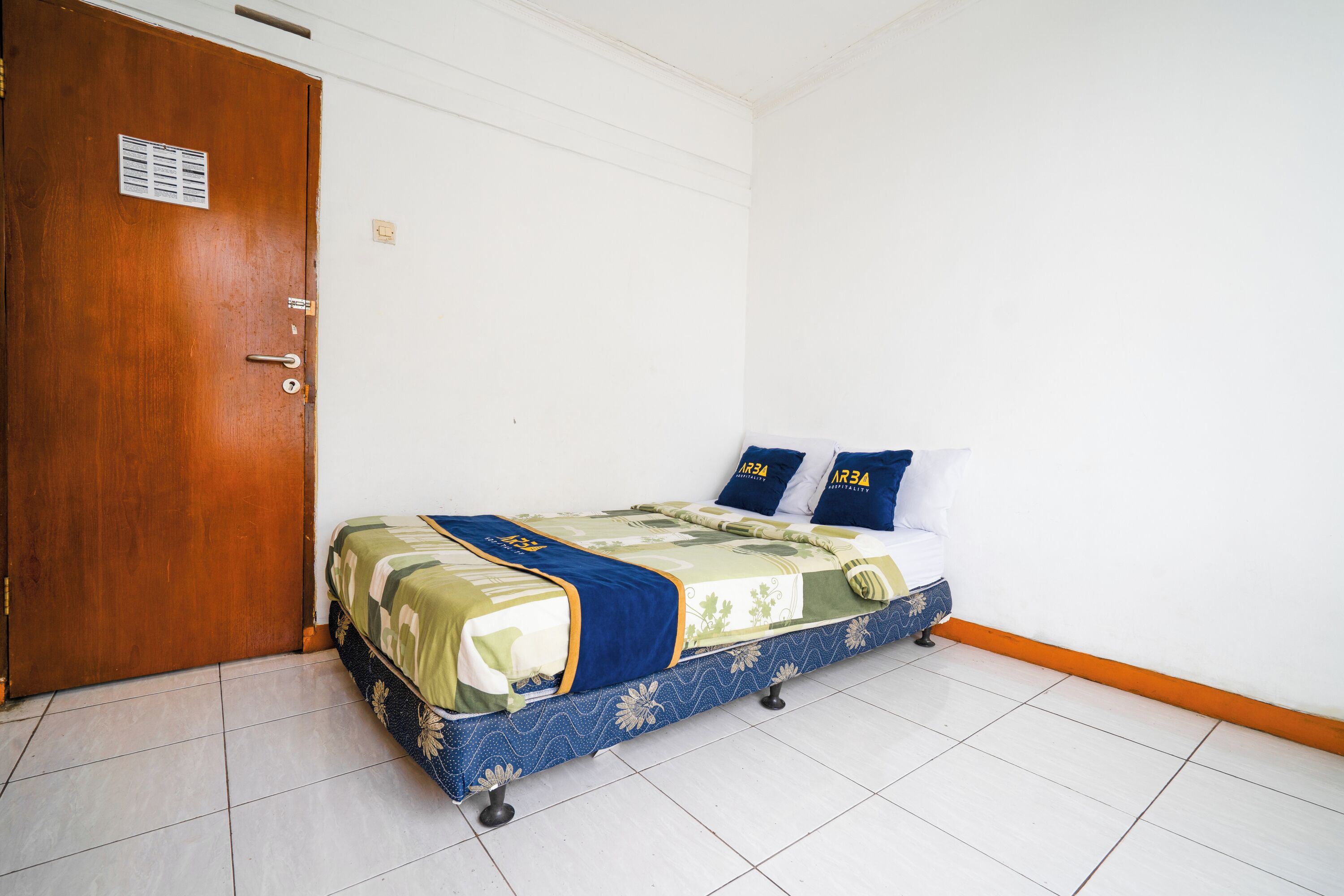 Habitación familiar | Escritorio, cortinas blackout y ropa de cama 