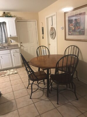 Dining - Enjoyable 2-bedroom condo with AC in charming Oxford 1 mile from the stadium. (Oxford)