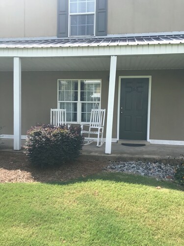 Enjoyable 2-bedroom condo with AC in charming Oxford 1 mile from the stadium.