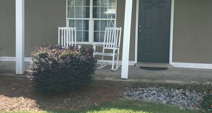 Enjoyable 2-bedroom condo with AC in charming Oxford 1 mile from the stadium.