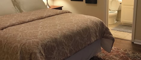 2 habitaciones, tabla de planchar con plancha y ropa de cama