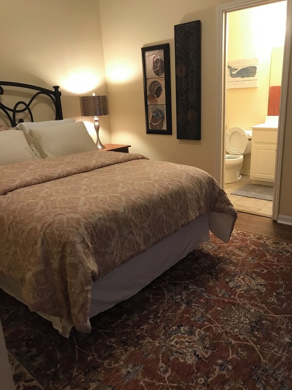 2 bedrooms, iron/ironing board, bed sheets - Enjoyable 2-bedroom condo with AC in charming Oxford 1 mile from the stadium. (Oxford)