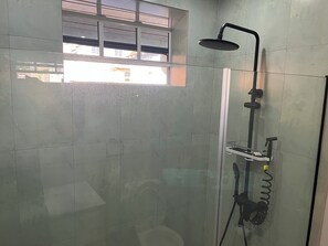 Toallas, jabón, papel de baño 