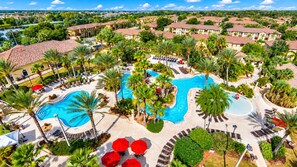 Un complexe hôtelier doté de plusieurs piscines, de palmiers et de chaises longues.