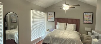 Cozy 1- bedroom condo with 2 sofas is Steps from Everything