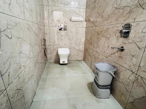 Deluxe Double or Twin Room | Bathroom