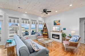 Smart TV, fireplace, books, stereo