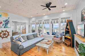Smart TV, fireplace, books, stereo - Queen Swing | Wide Ocean View | Fire Pit (Crystal Beach)