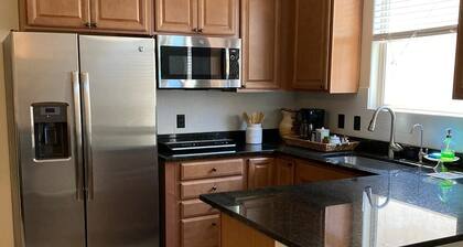 Stylish studio with kitchenette, Private entry. Fast Wi-Fi. & Near to hospitals,