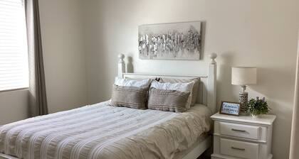 Stylish studio with kitchenette, Private entry. Fast Wi-Fi. & Near to hospitals,
