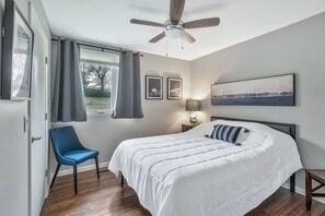 3 habitaciones, escritorio y tabla de planchar con plancha