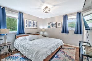 3 bedrooms, desk, iron/ironing board, travel cot
