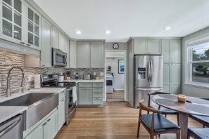Fridge, oven, stovetop, dishwasher