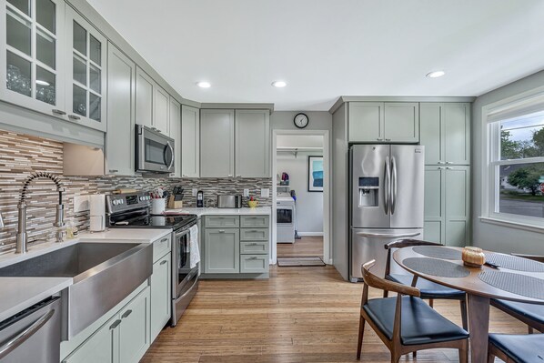 Fridge, oven, stovetop, dishwasher