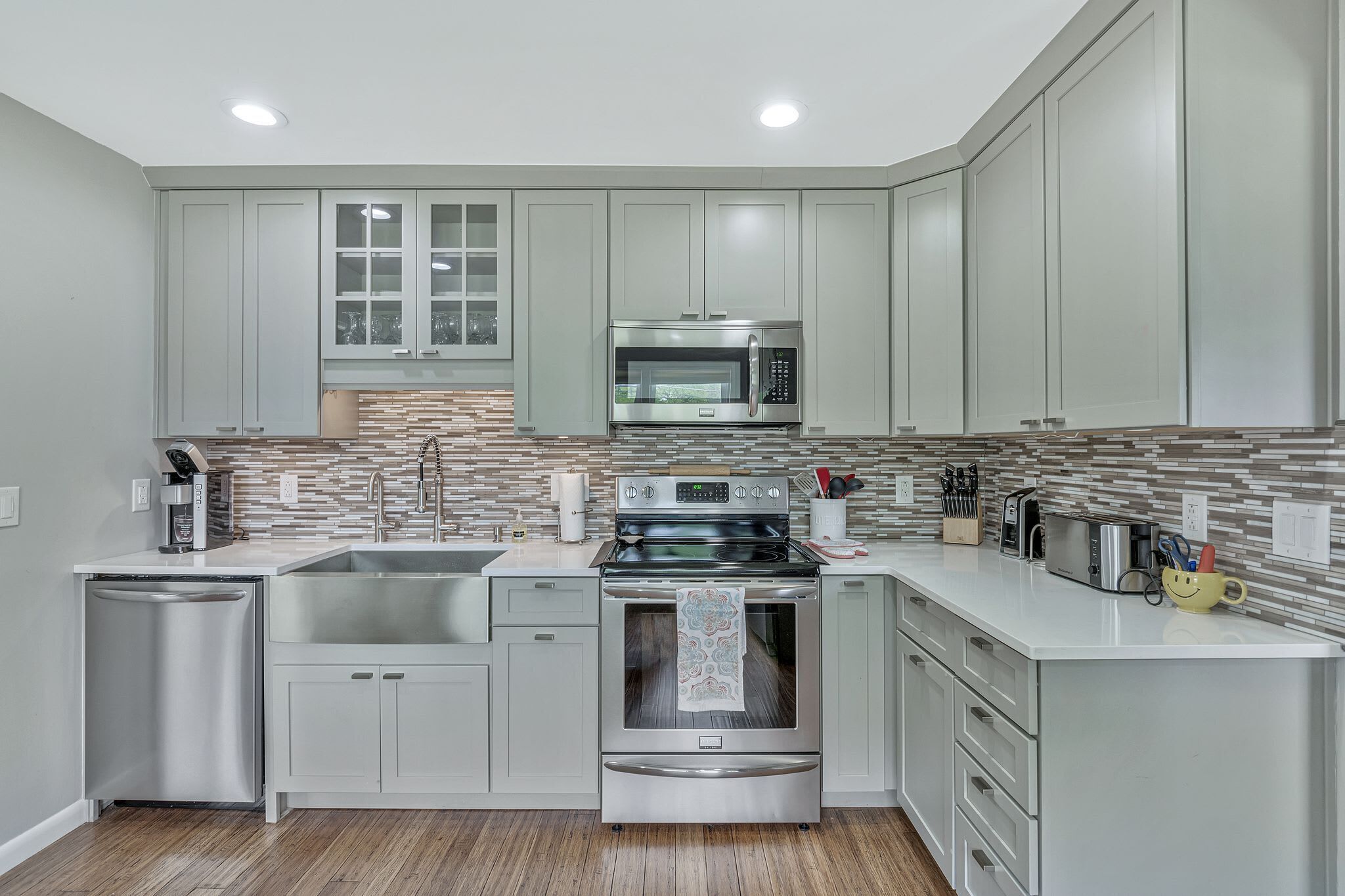 Fridge, oven, stovetop, dishwasher