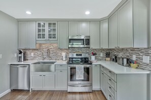 Refrigerador, horno, placa de cocina, lavavajillas