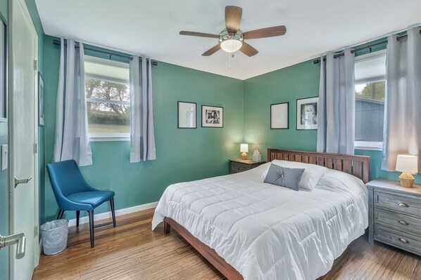 3 bedrooms, desk, iron/ironing board, travel cot