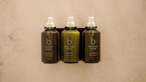 Secador de pelo, pantuflas, toallas, shampoo