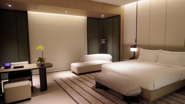 In-room safe, laptop workspace, blackout drapes, iron/ironing board